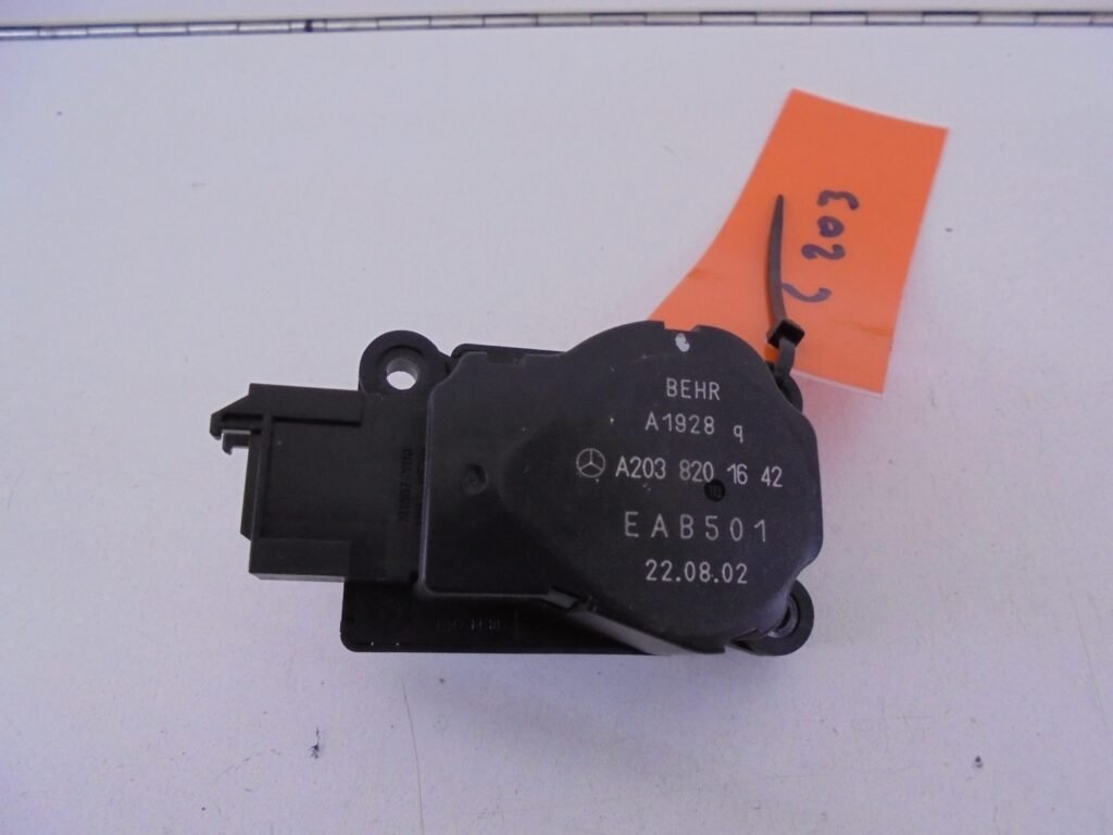 C-KLASSE W203 KACHELSTELMOTOR A2038201642-0