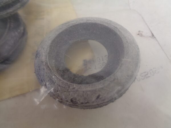 A1269971581 DOORVOERRUBBER NEW OLD STOCK ORIGINEEL MERCEDES-BENZ