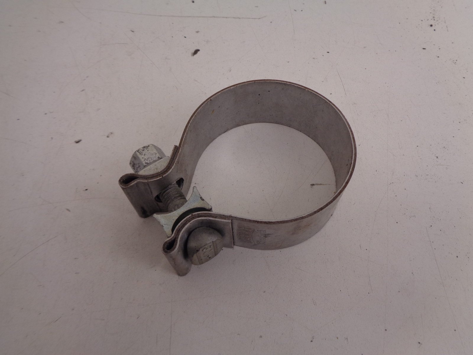 A2104900541 E-KLASSE W210 E300TD UITLAATKLEM NEW OLD STOCK ORIGINEEL MERCEDES-BENZ