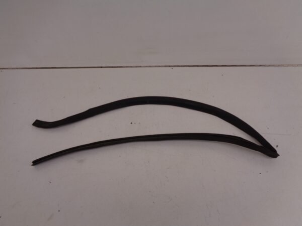 E-KLASSE W124 RUBBER ACHTERRUIT LINKS GEBRUIKT A1246700708