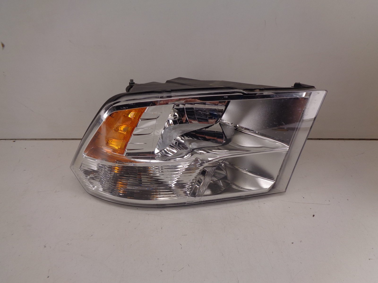 DODGE RAM 1500 2011 KOPLAMP RECHTS SCHADE