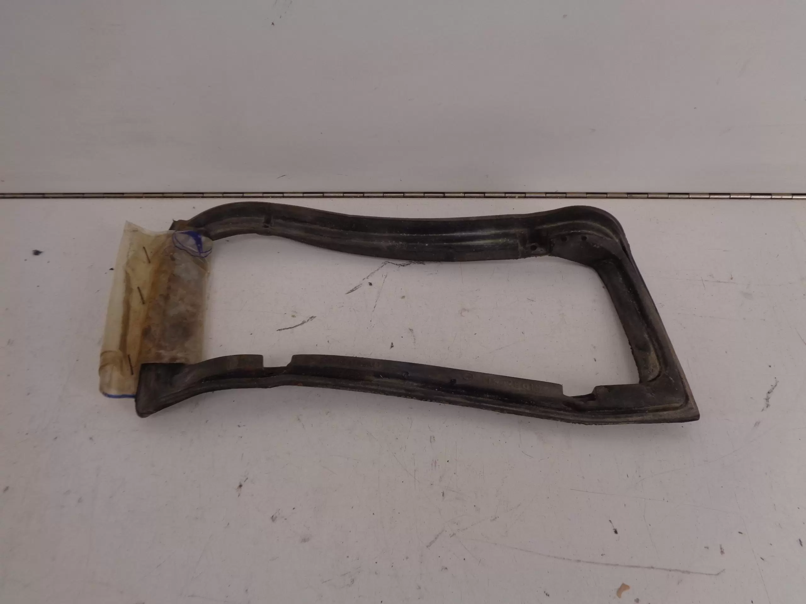 A1148260158 W114 W115 AFDICHTRUBBER ACHTERLICHT LINKS NEW OLD STOCK ORIGINEEL MERCEDES-BENZ