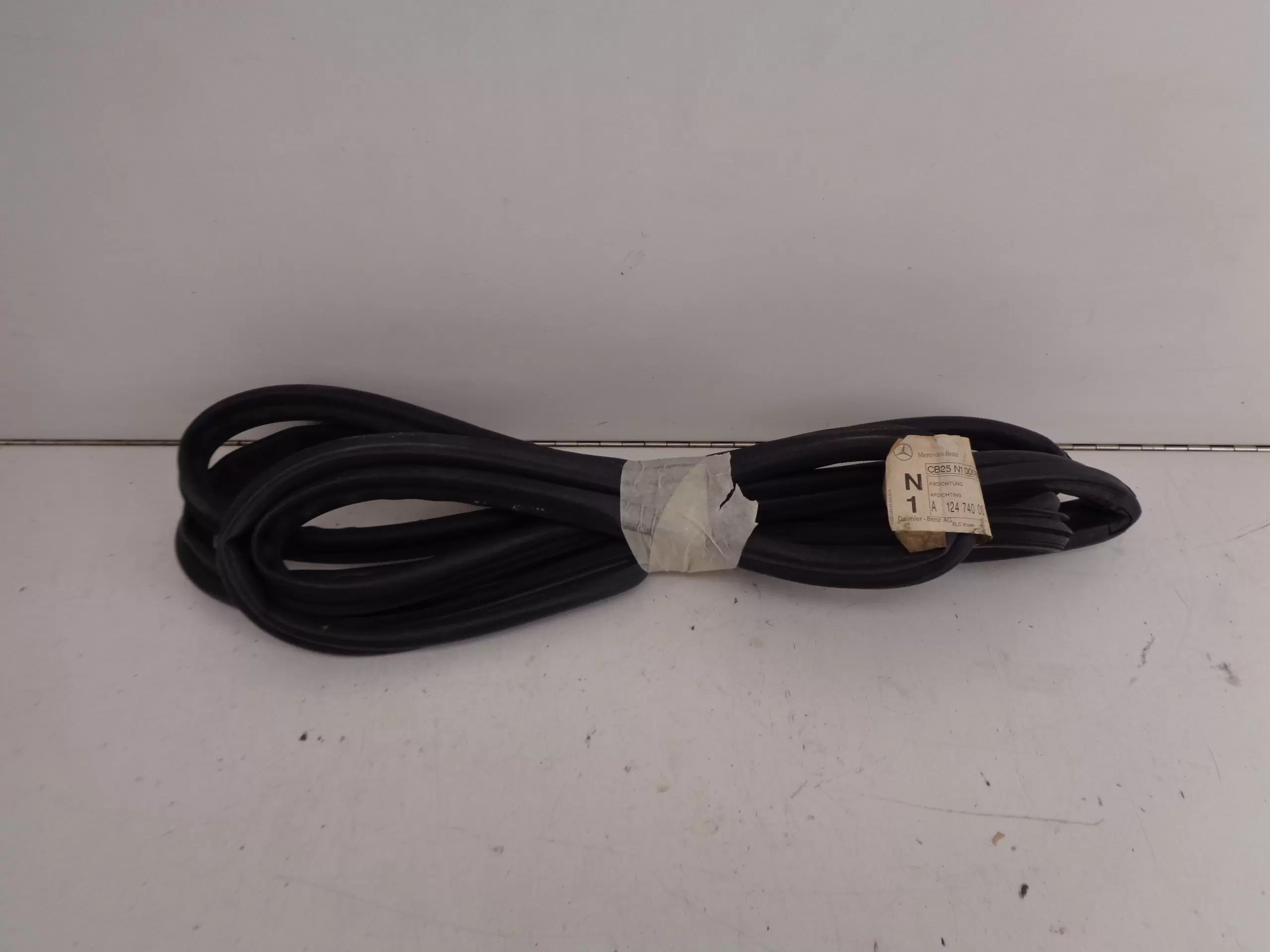 A1247400078 T124 ACHTERKLEP RUBBER NEW OLD STOCK ORIGINEEL MERCEDES-BENZ