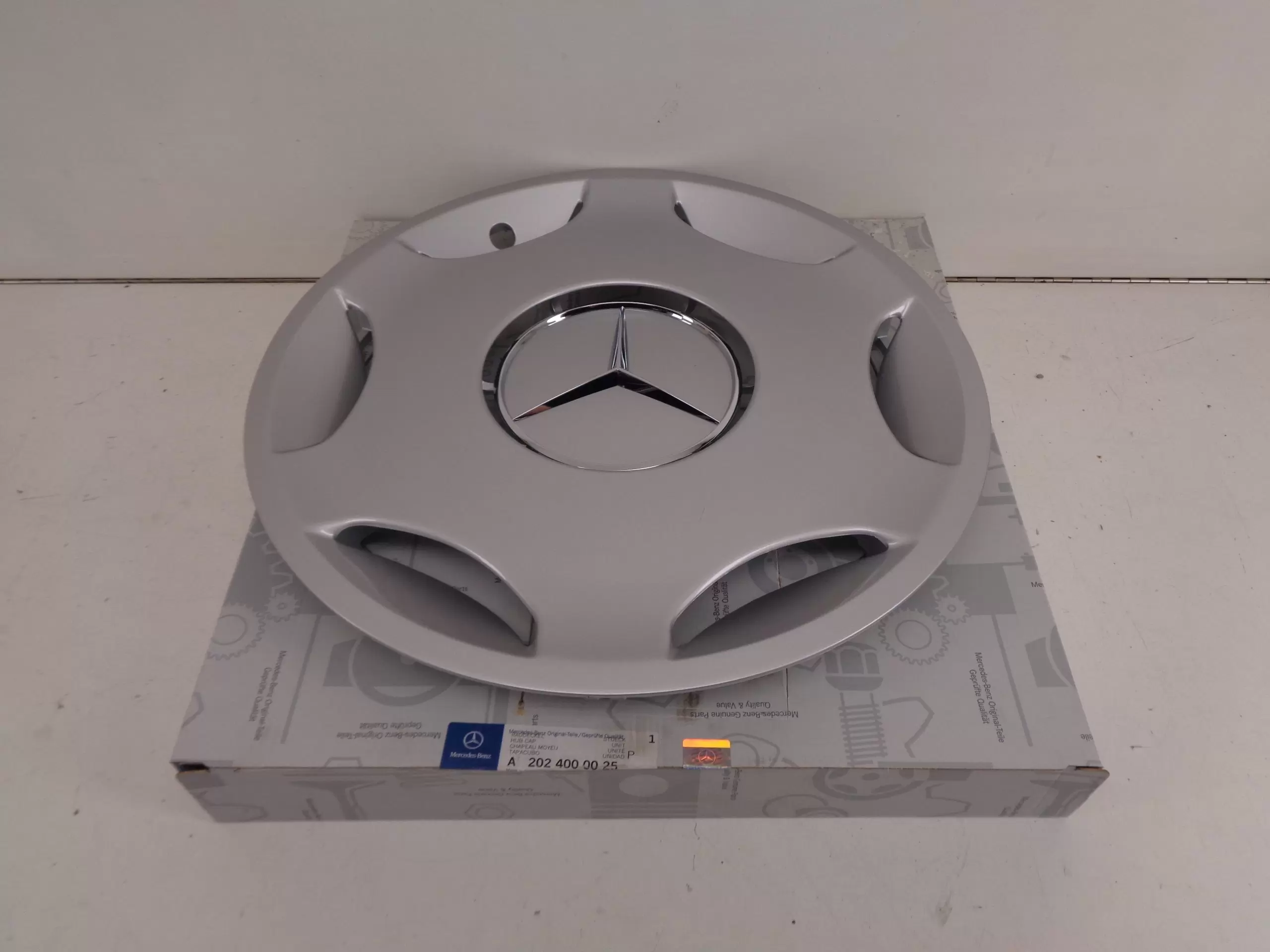 A2024000025 C-KLASSE W202 WIELDOP NEW OLD STOCK ORIGINEEL MERCEDES-BENZ