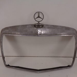 W123 GRILLE MANTEL GEBRUIKT A1238800183