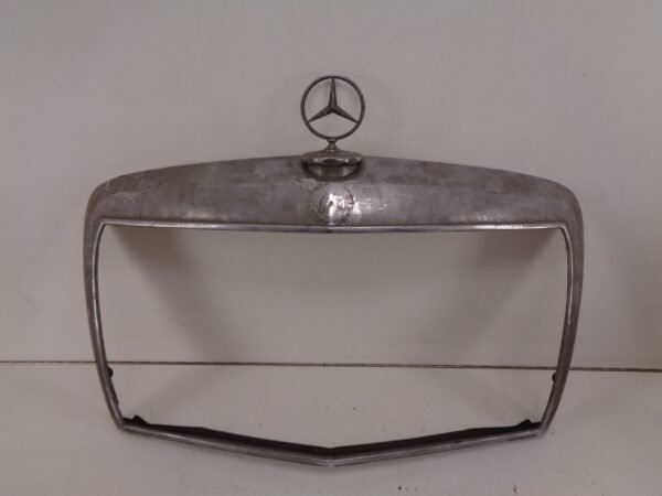 W123 GRILLE MANTEL GEBRUIKT A1238800183