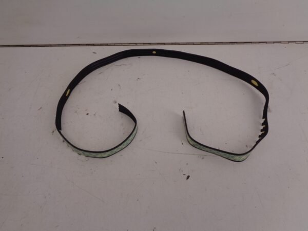A1088880098 W108 W108 GRILLERUBBER NEW OLD STOCK ORIGINEEL MERCEDES-BENZ