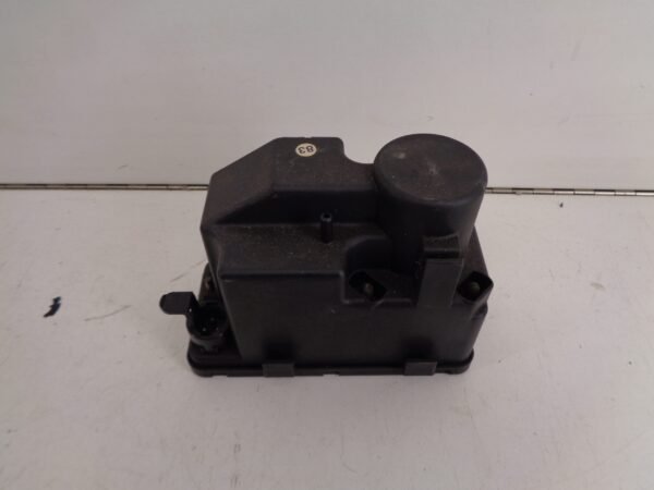 190 SERIE W201 CENTRALE VERGRENDELINGS POMP A0008000548