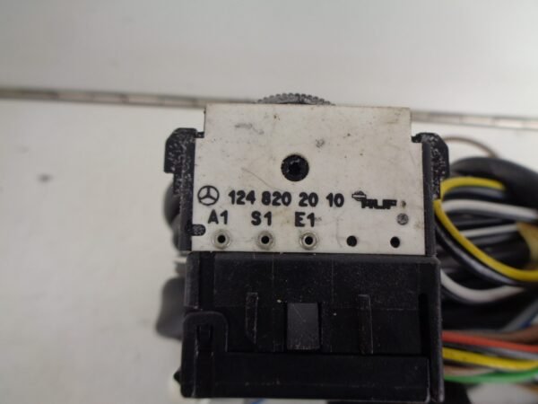 W124 SCHAKELAAR MET KABEL 4 WEG SPEAKERSYSTEEM A1248209115 A1248202010 - Afbeelding 2